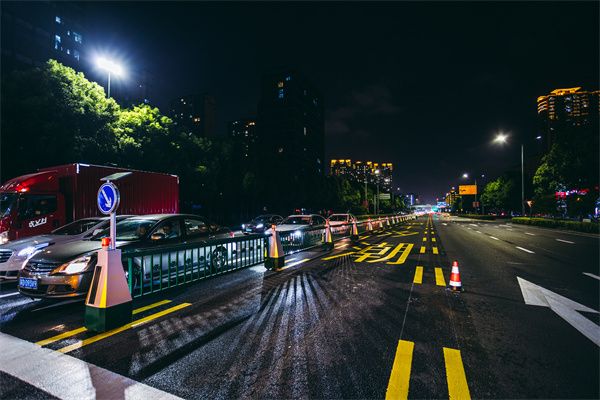 90个机器人“手拉手”指挥交通，常州智慧潮汐车道亮相